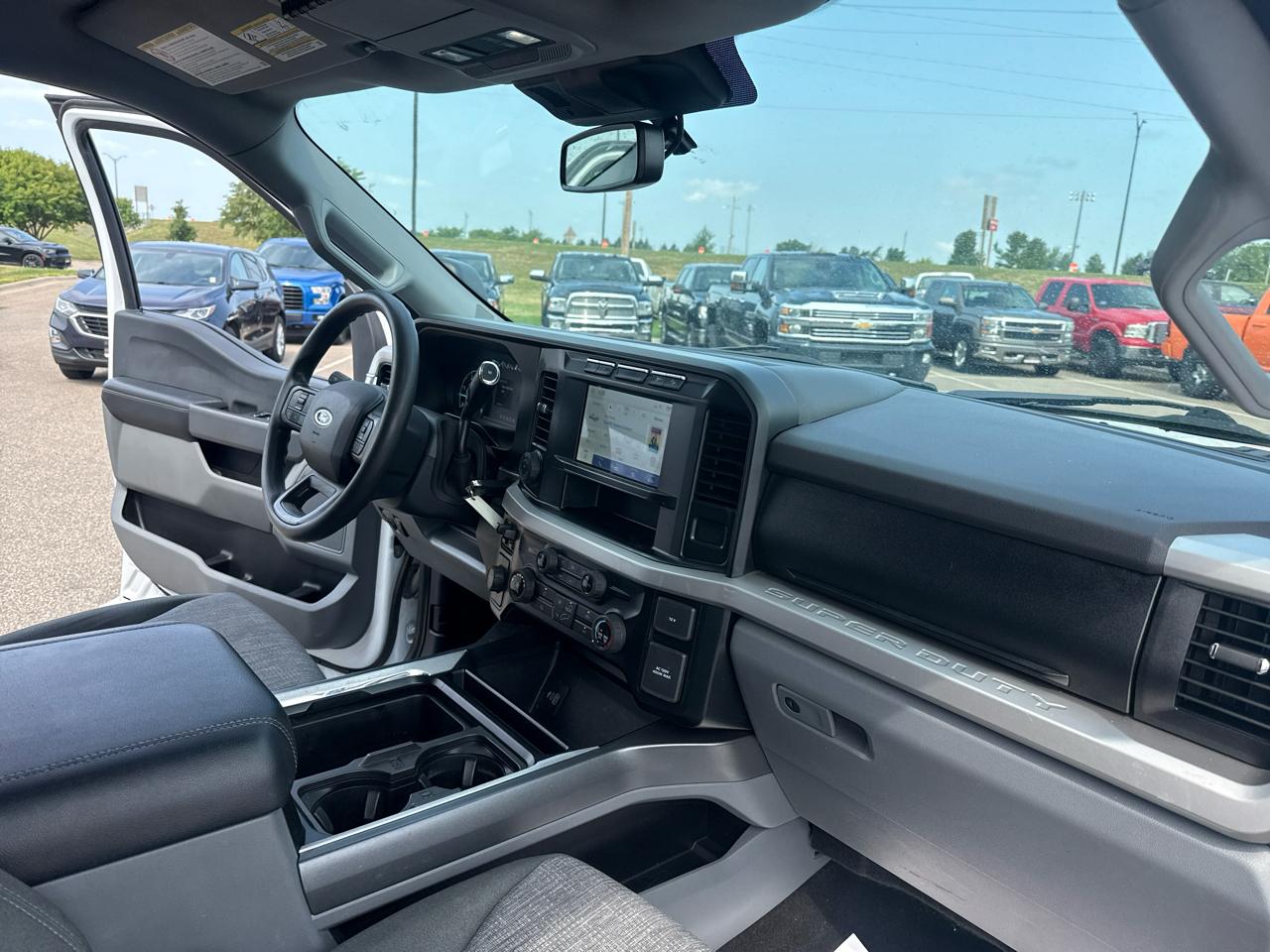Ford F-450 SD XLT Crew Cab 4WD DRW 2023