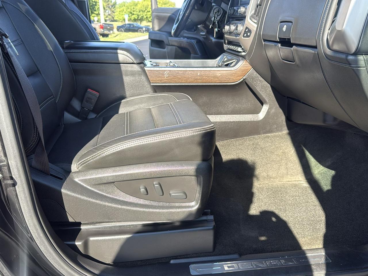 GMC Sierra 2500HD Denali Crew Cab 4WD 2017
