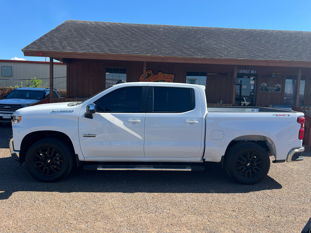 2022 Chevrolet Silverado 1500 LT photo 2