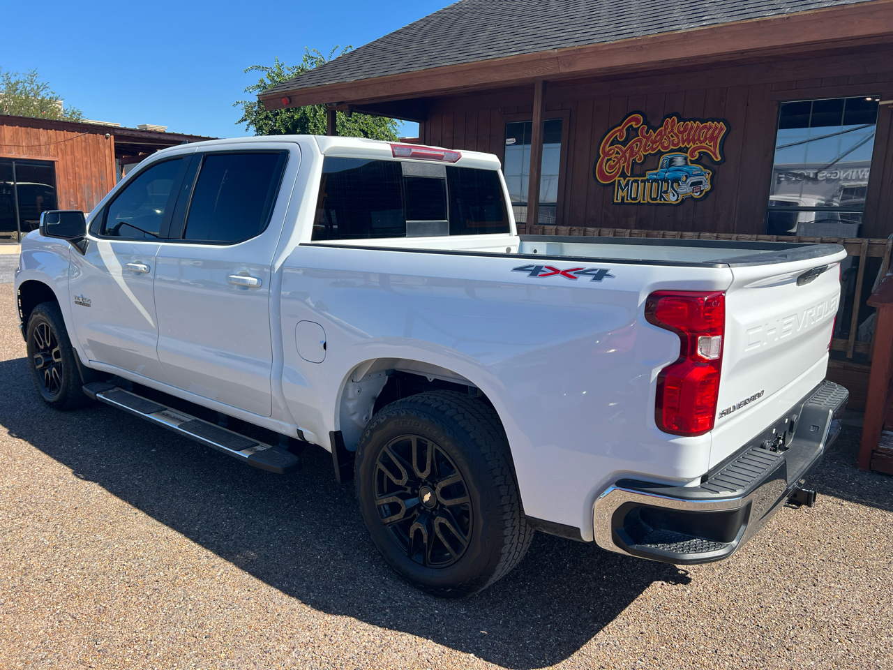 2022 Chevrolet Silverado 1500 LT photo 3