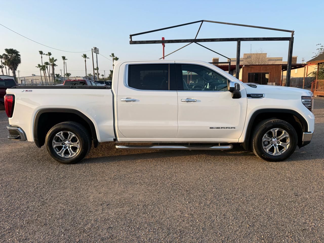 GMC Sierra 1500 4WD Crew Cab 143.5" SLT 2023