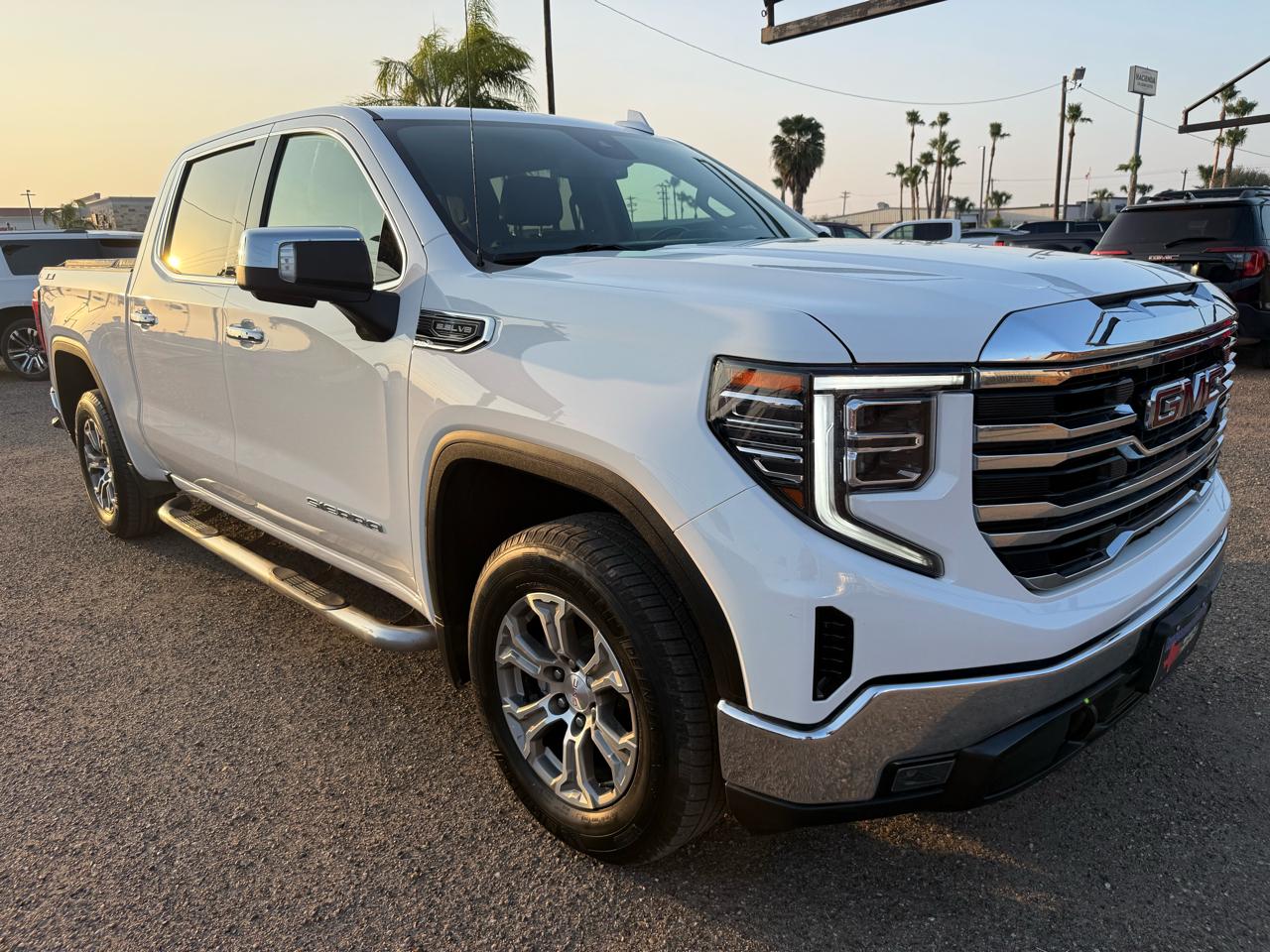 GMC Sierra 1500 4WD Crew Cab 143.5" SLT 2023