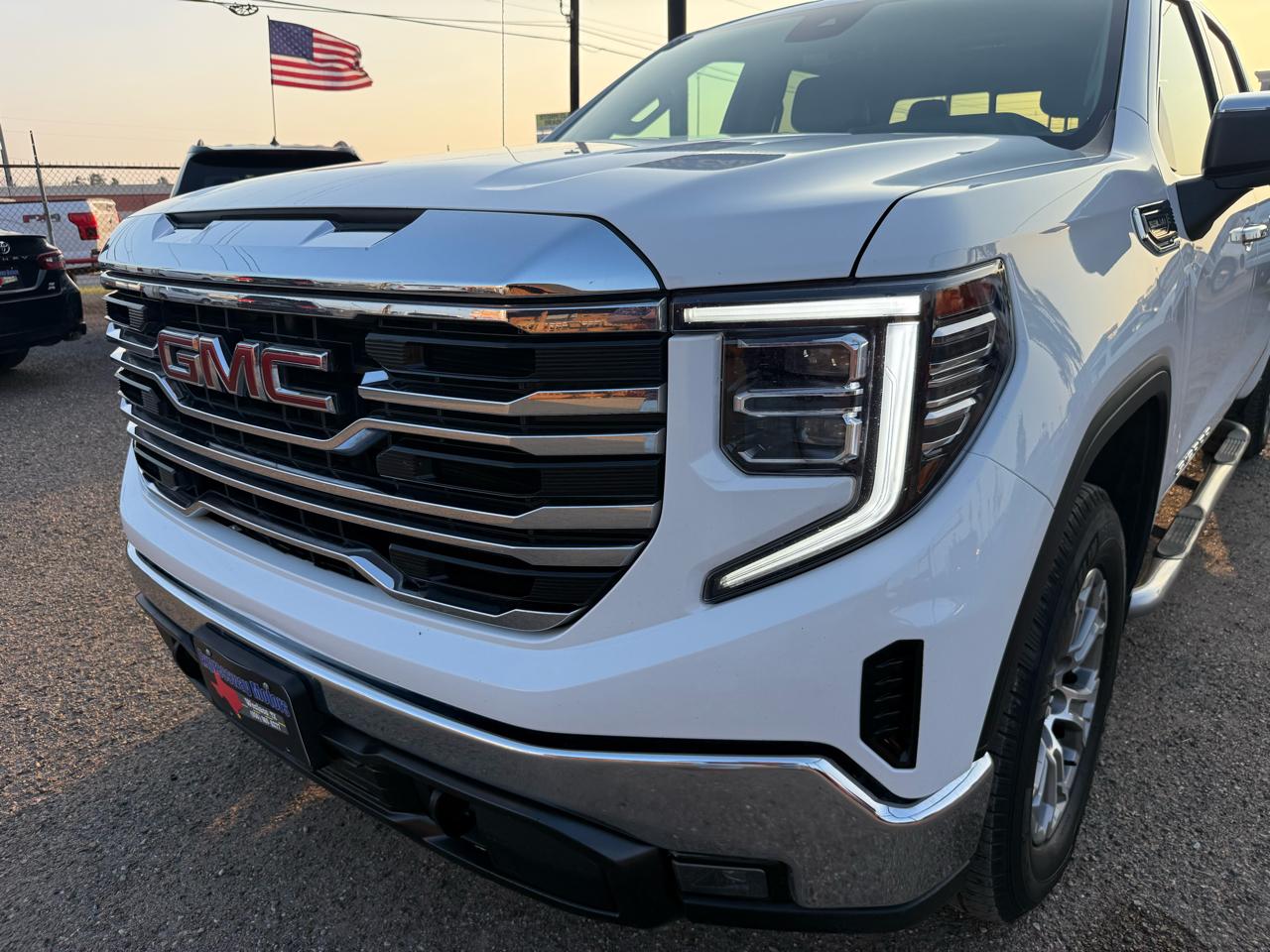 GMC Sierra 1500 4WD Crew Cab 143.5" SLT 2023