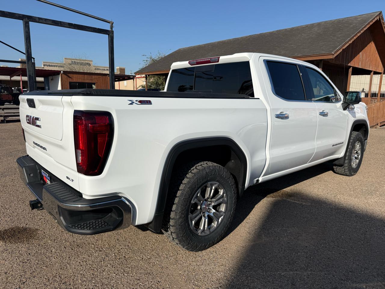 GMC Sierra 1500 4WD Crew Cab 143.5" SLT 2023