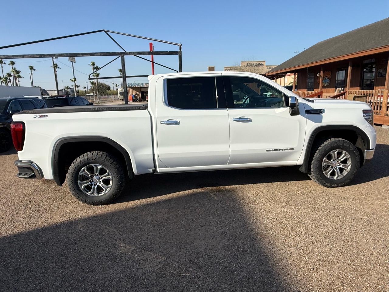 GMC Sierra 1500 4WD Crew Cab 143.5" SLT 2023