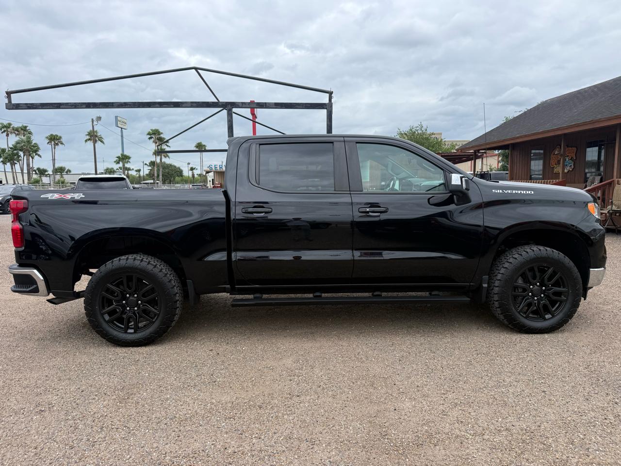 Chevrolet Silverado 1500 4WD Crew Cab 143.5" LT w/1LT 2022