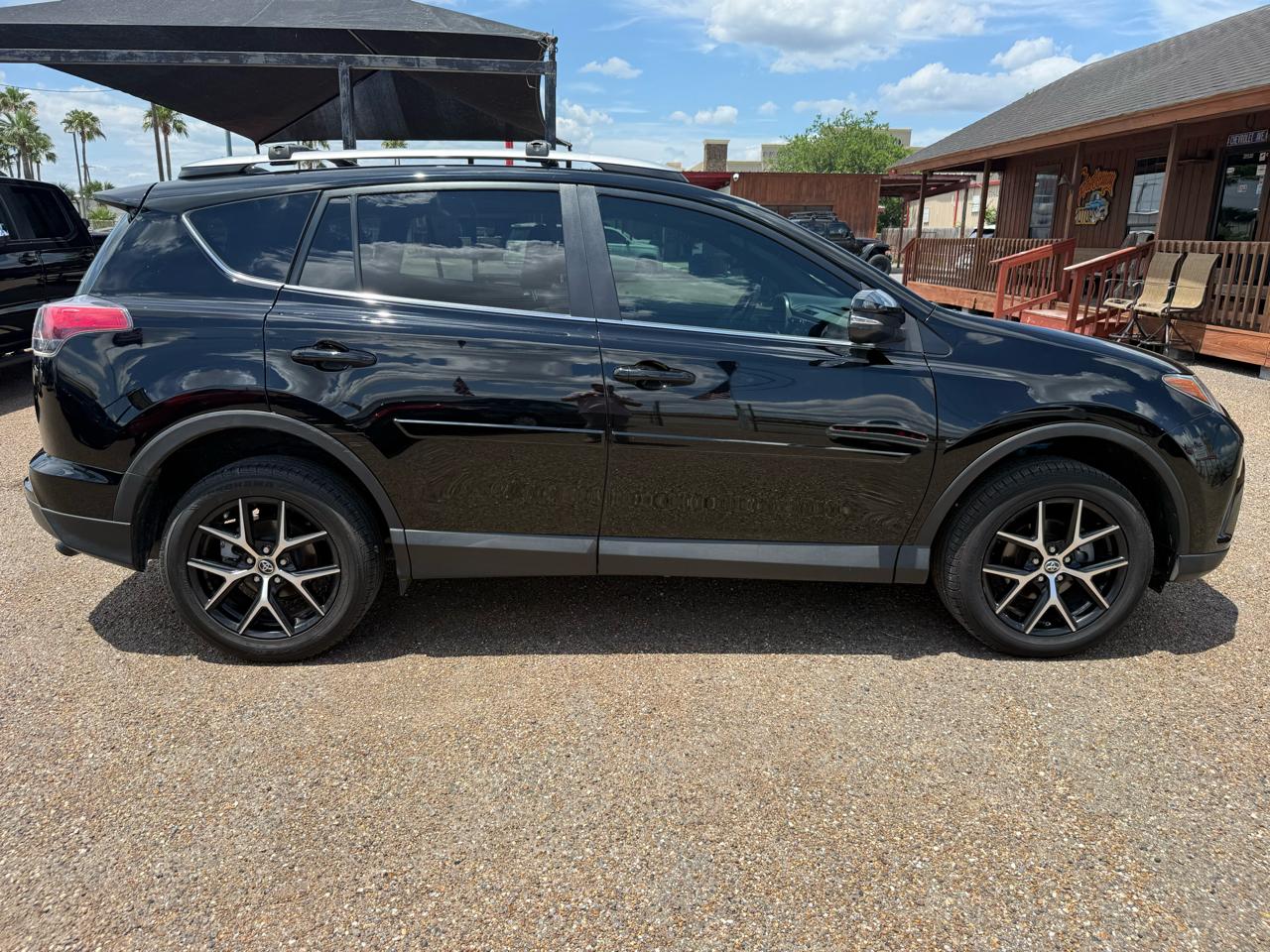 Toyota RAV4 SE FWD 2017