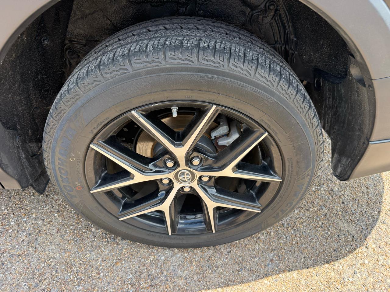 Toyota RAV4 SE FWD 2017