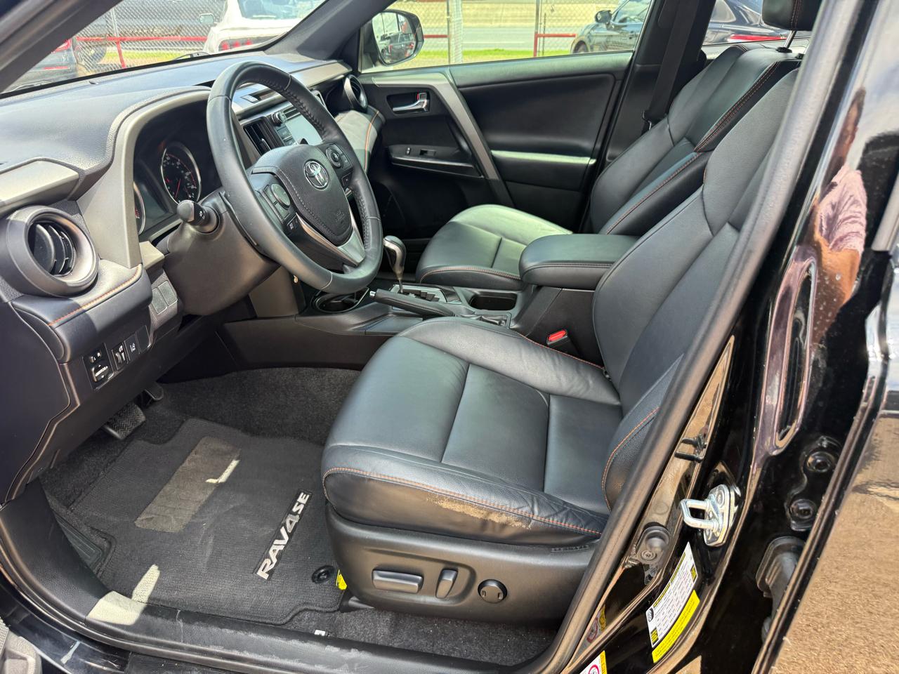 Toyota RAV4 SE FWD 2017