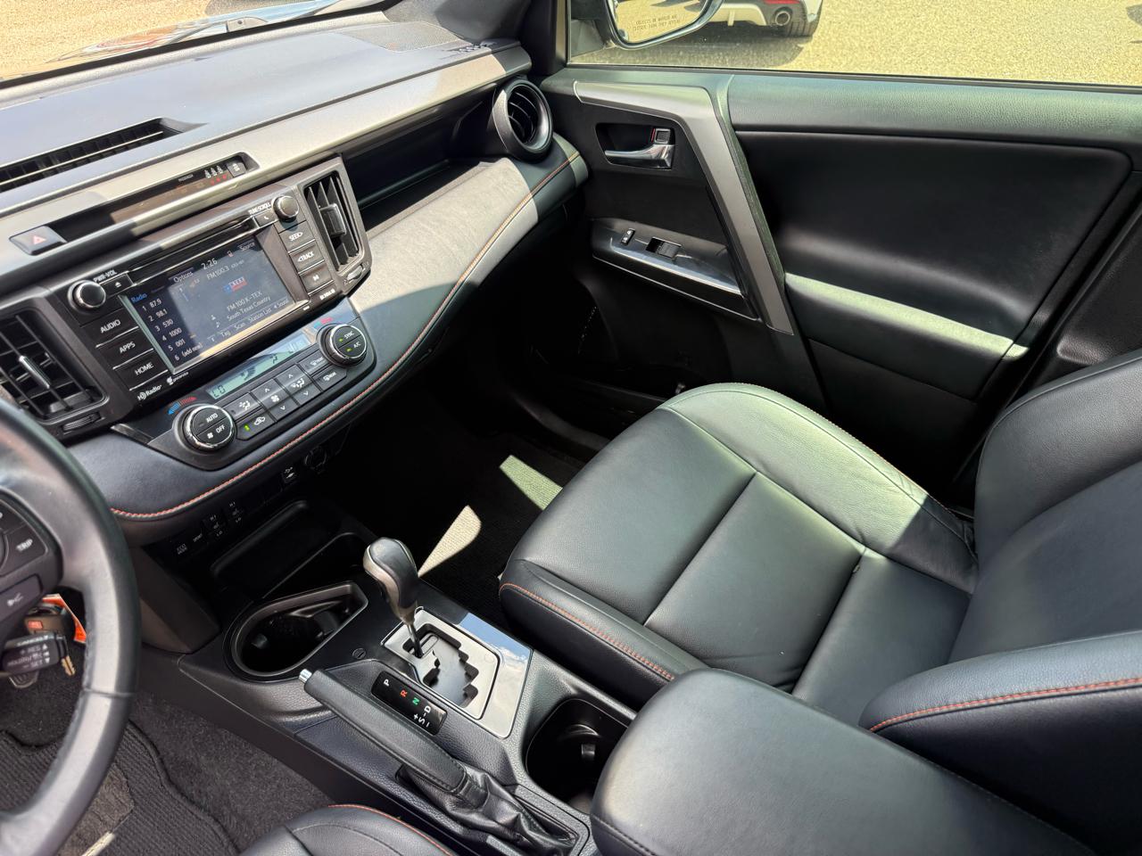 Toyota RAV4 SE FWD 2017