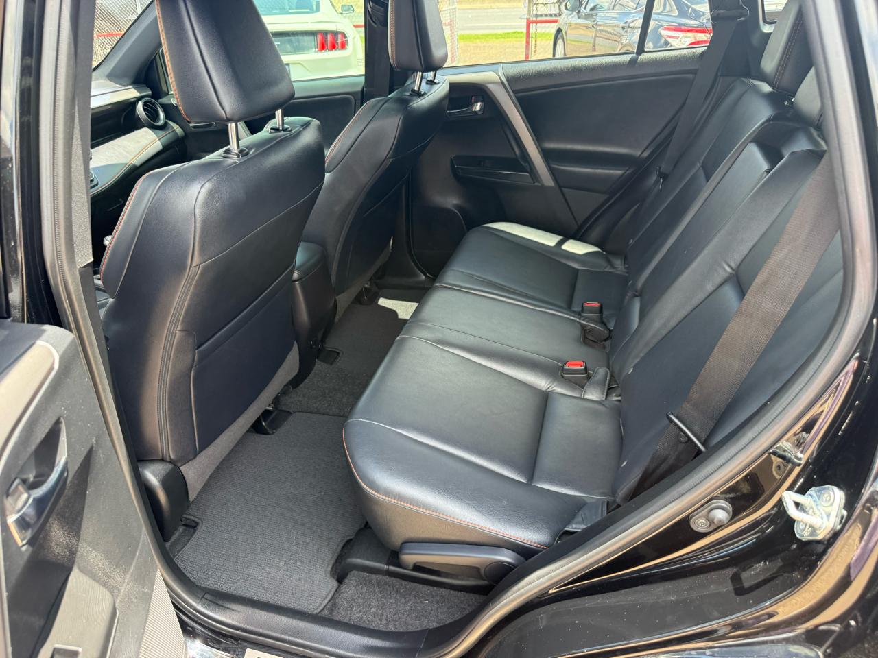 Toyota RAV4 SE FWD 2017