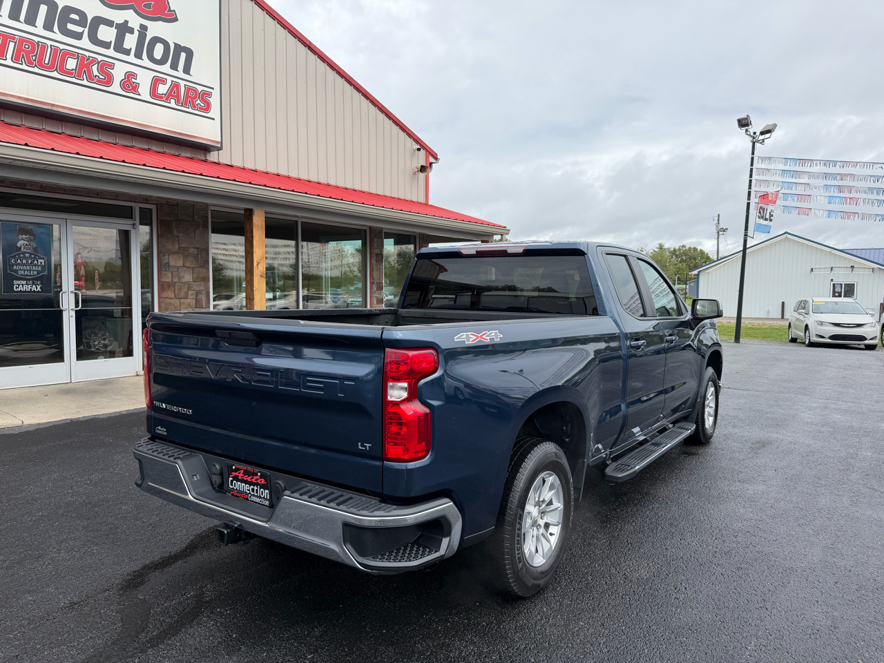 2019 Chevrolet Silverado LT photo 2