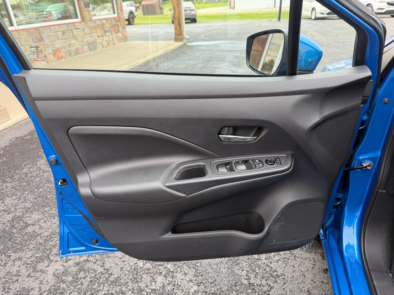 2023 Nissan Versa SV photo 9