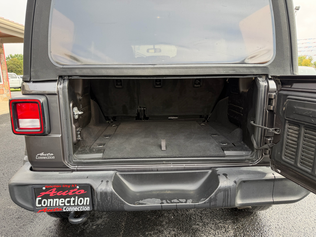 2018 Jeep Wrangler Unlimited Sport photo 3