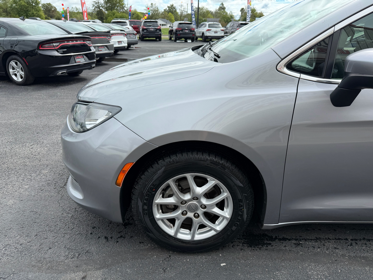 2020 Chrysler Voyager LX photo 9