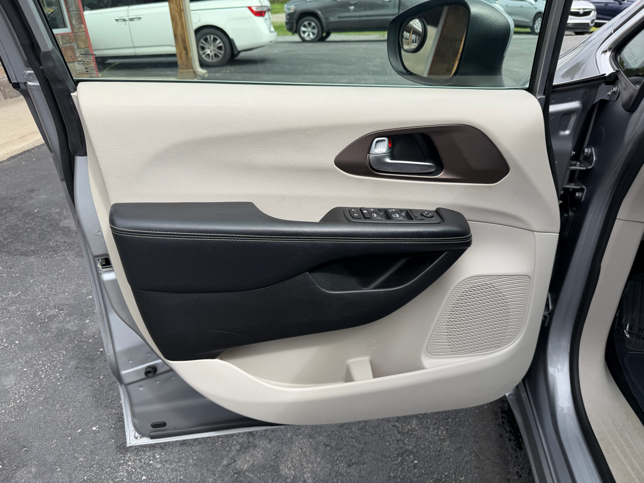2020 Chrysler Voyager LX photo 10