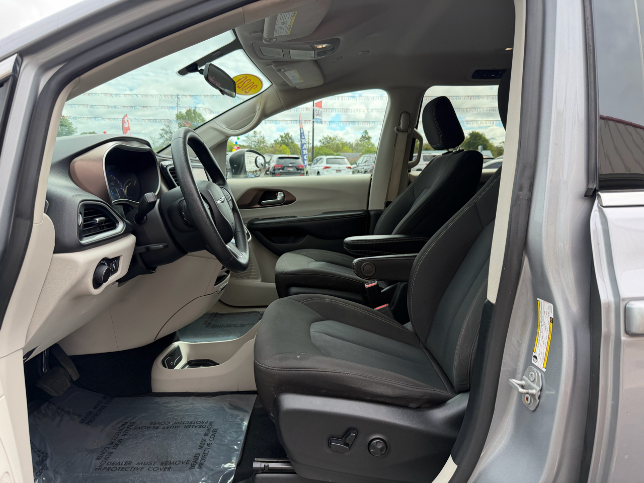 2020 Chrysler Voyager LX photo 12