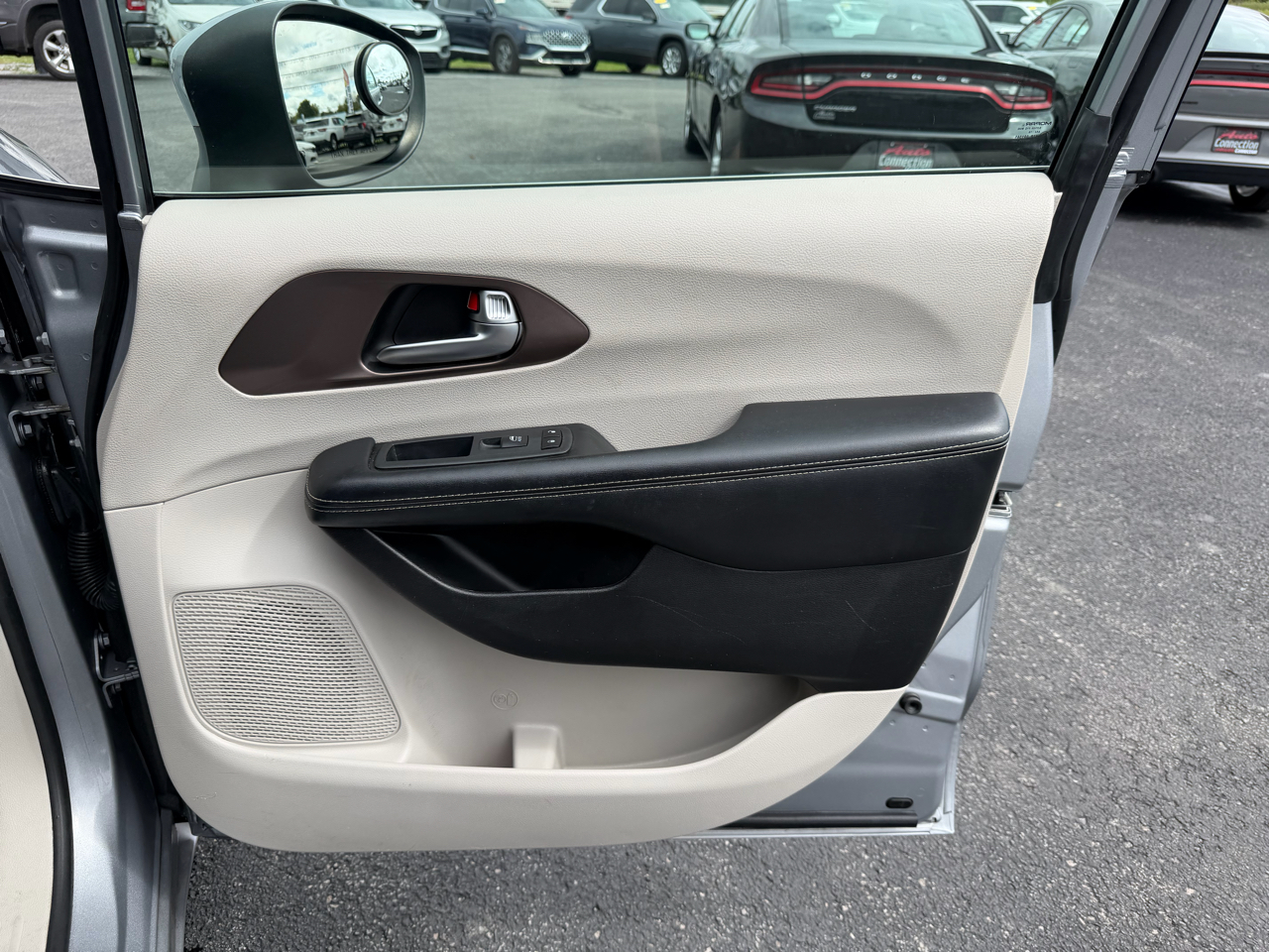 2020 Chrysler Voyager LX photo 20