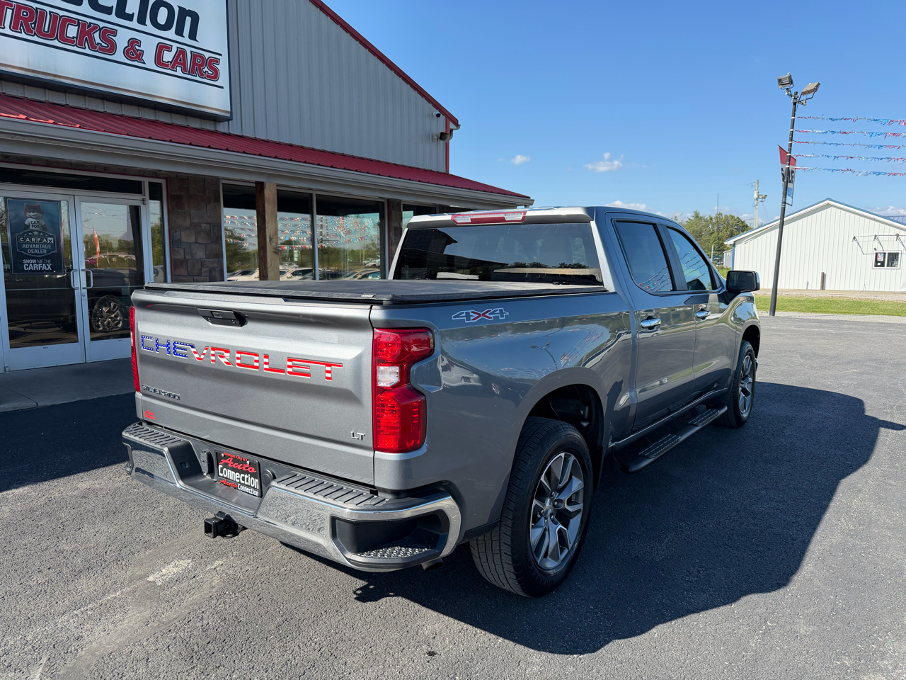 2022 Chevrolet Silverado 1500 LT photo 2