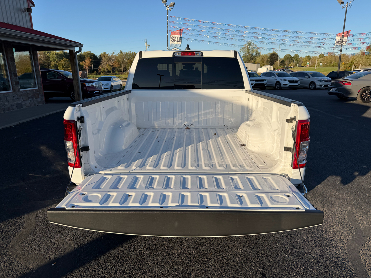 RAM 1500 Big Horn 4x4 Crew Cab 5'7" Box 2020 RAM 1500 Big Horn 4x4 Crew Cab 5'7" Box 2020
