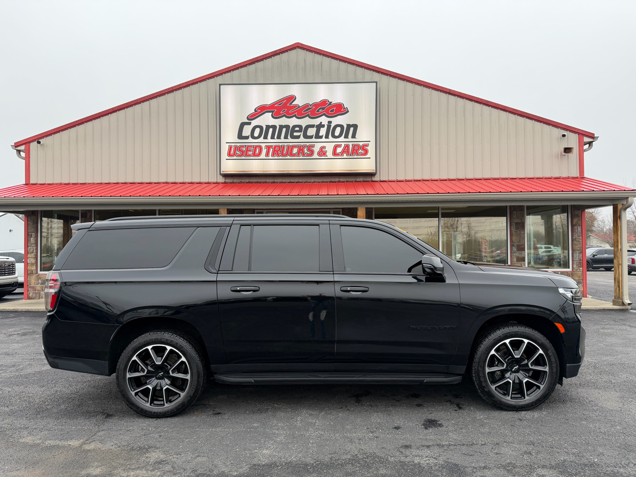 2022 Chevrolet Suburban RST photo 2