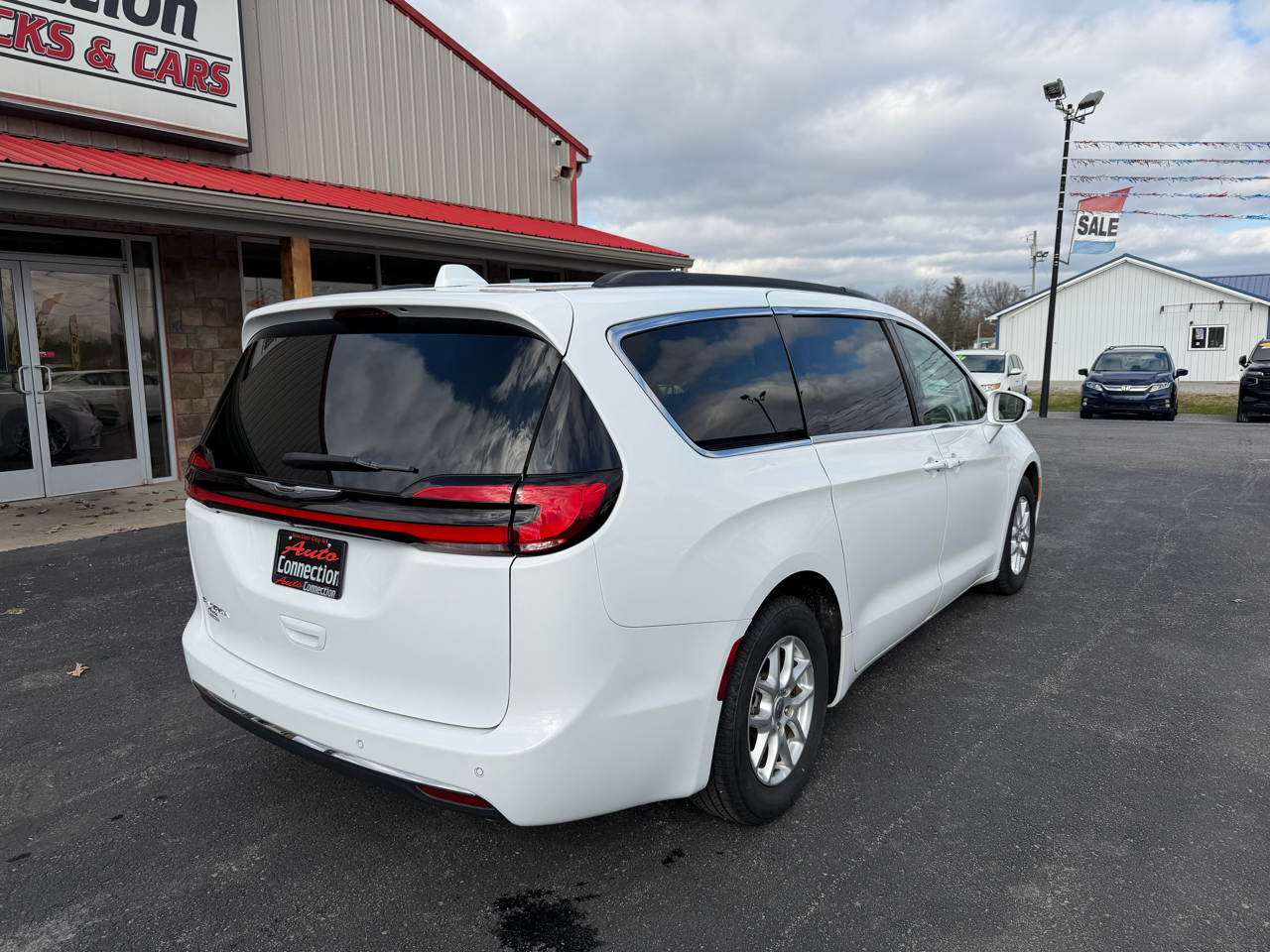 2022 Chrysler Pacifica Touring L photo 2