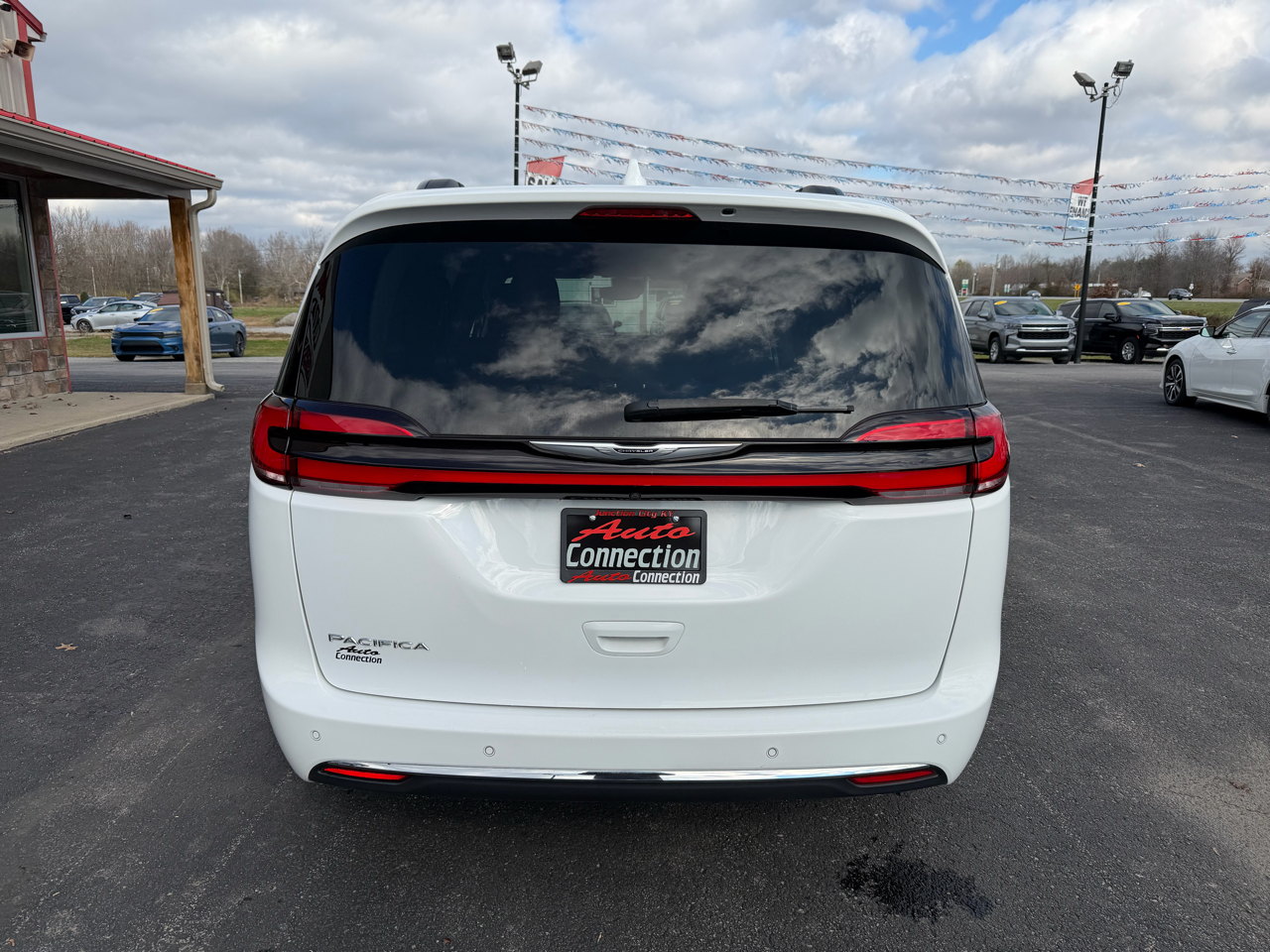 2022 Chrysler Pacifica Touring L photo 3