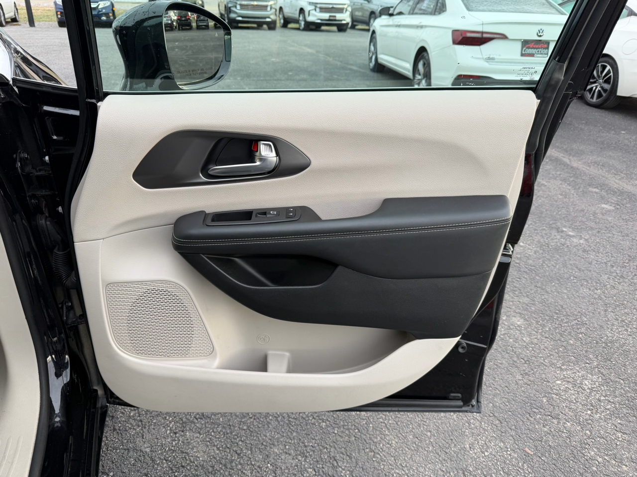 Chrysler Pacifica Touring L FWD 2024