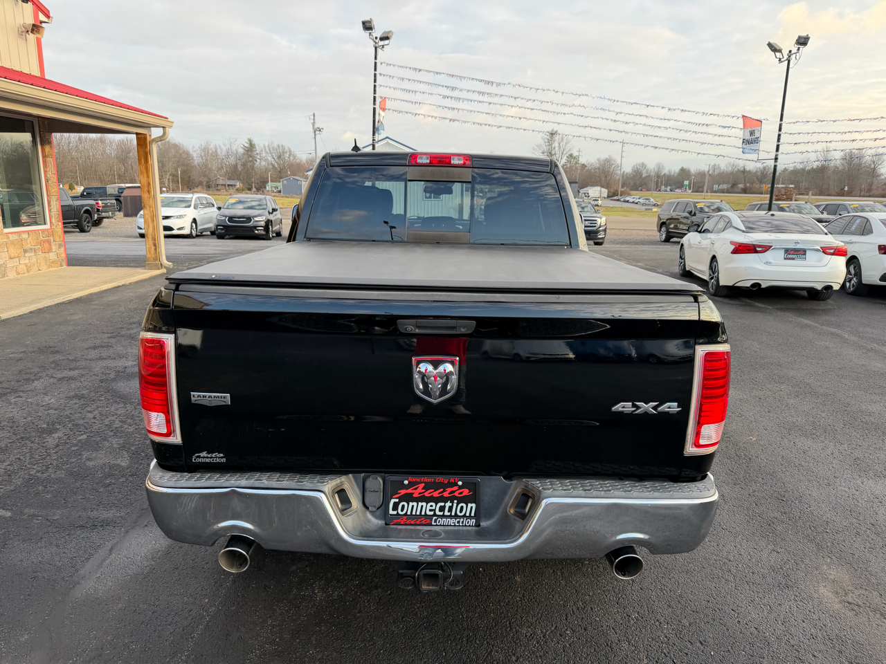 RAM 1500 4WD Crew Cab 140.5" Laramie 2014