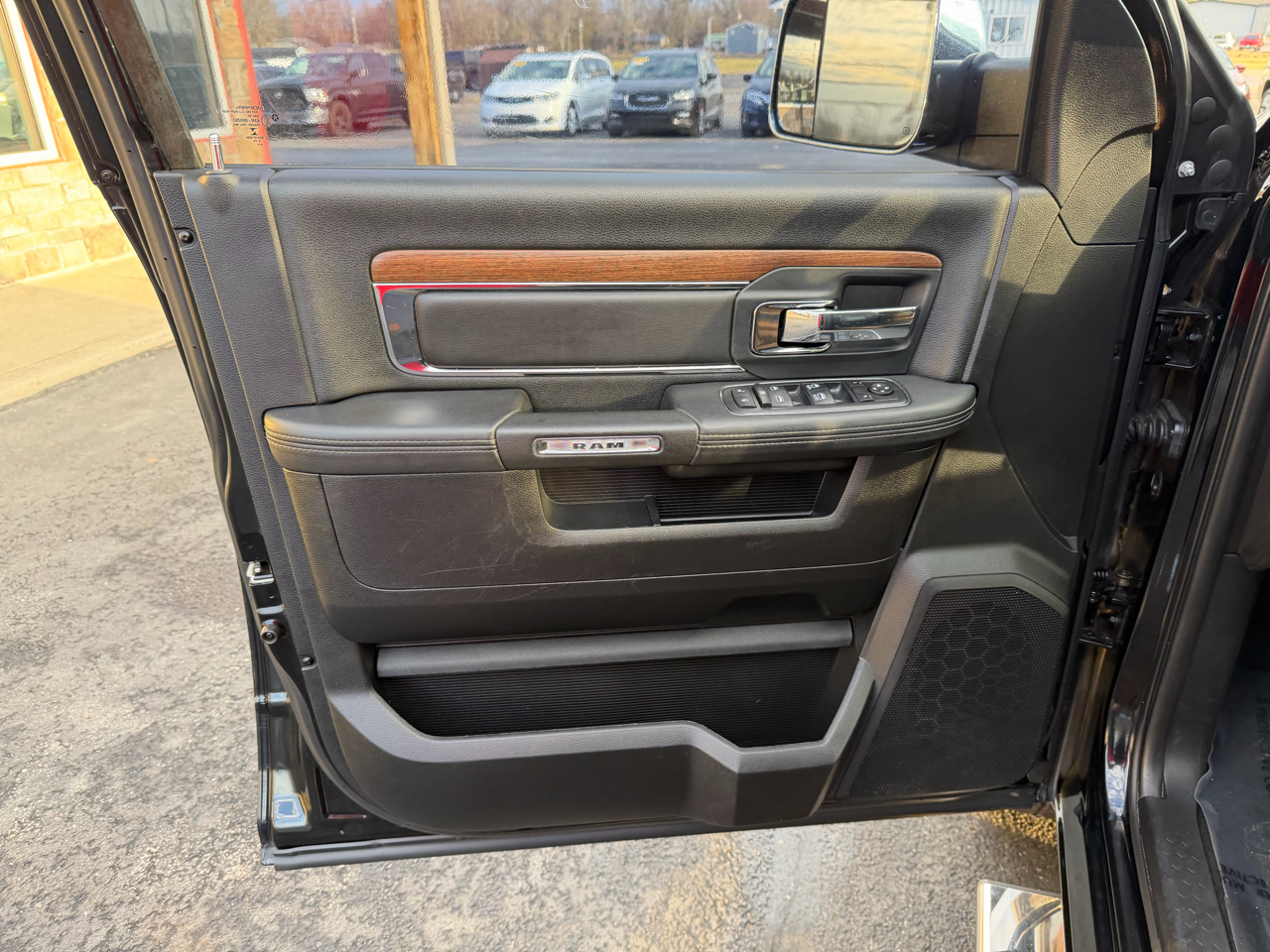 RAM 1500 4WD Crew Cab 140.5" Laramie 2014