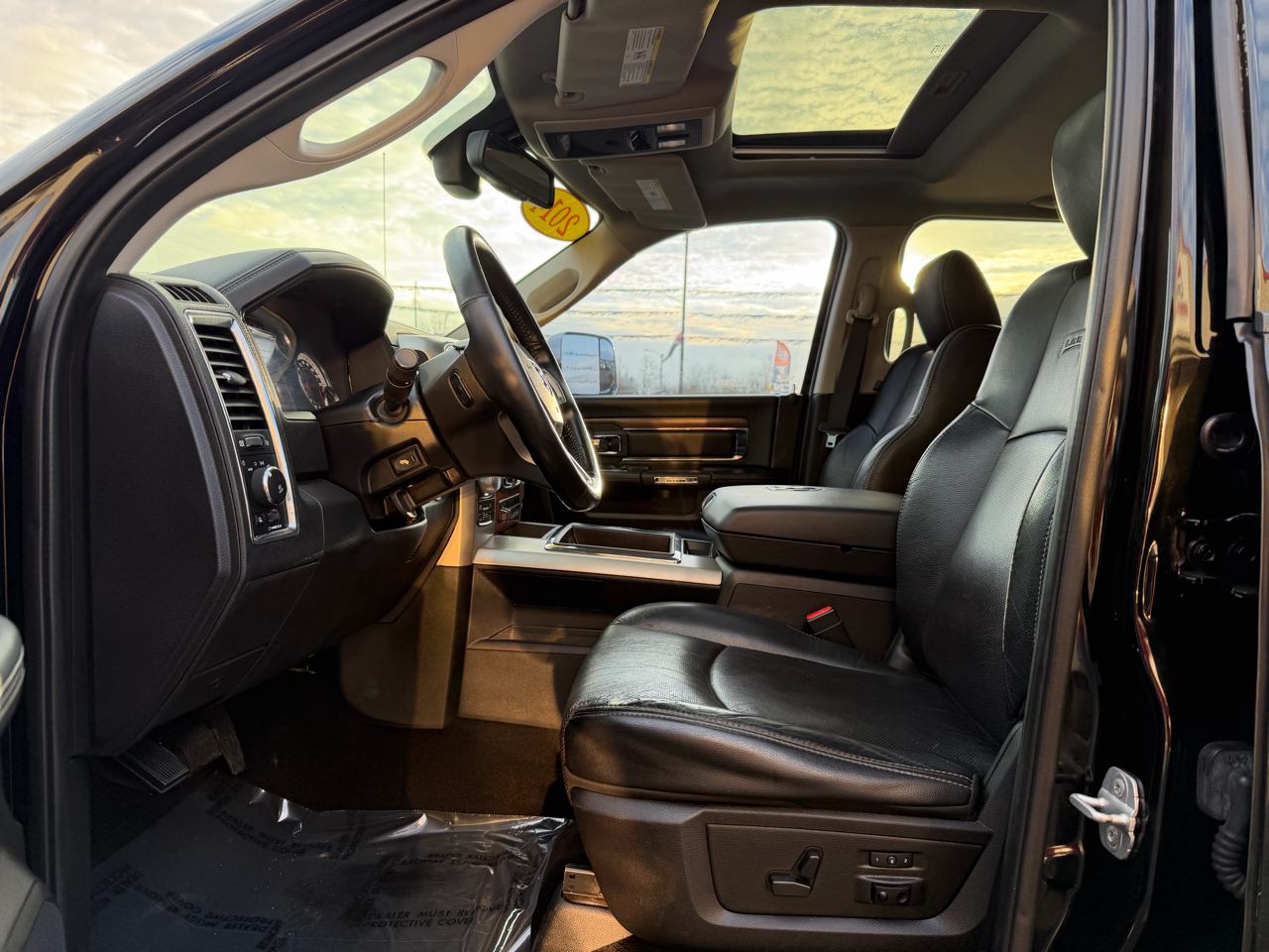 RAM 1500 4WD Crew Cab 140.5" Laramie 2014