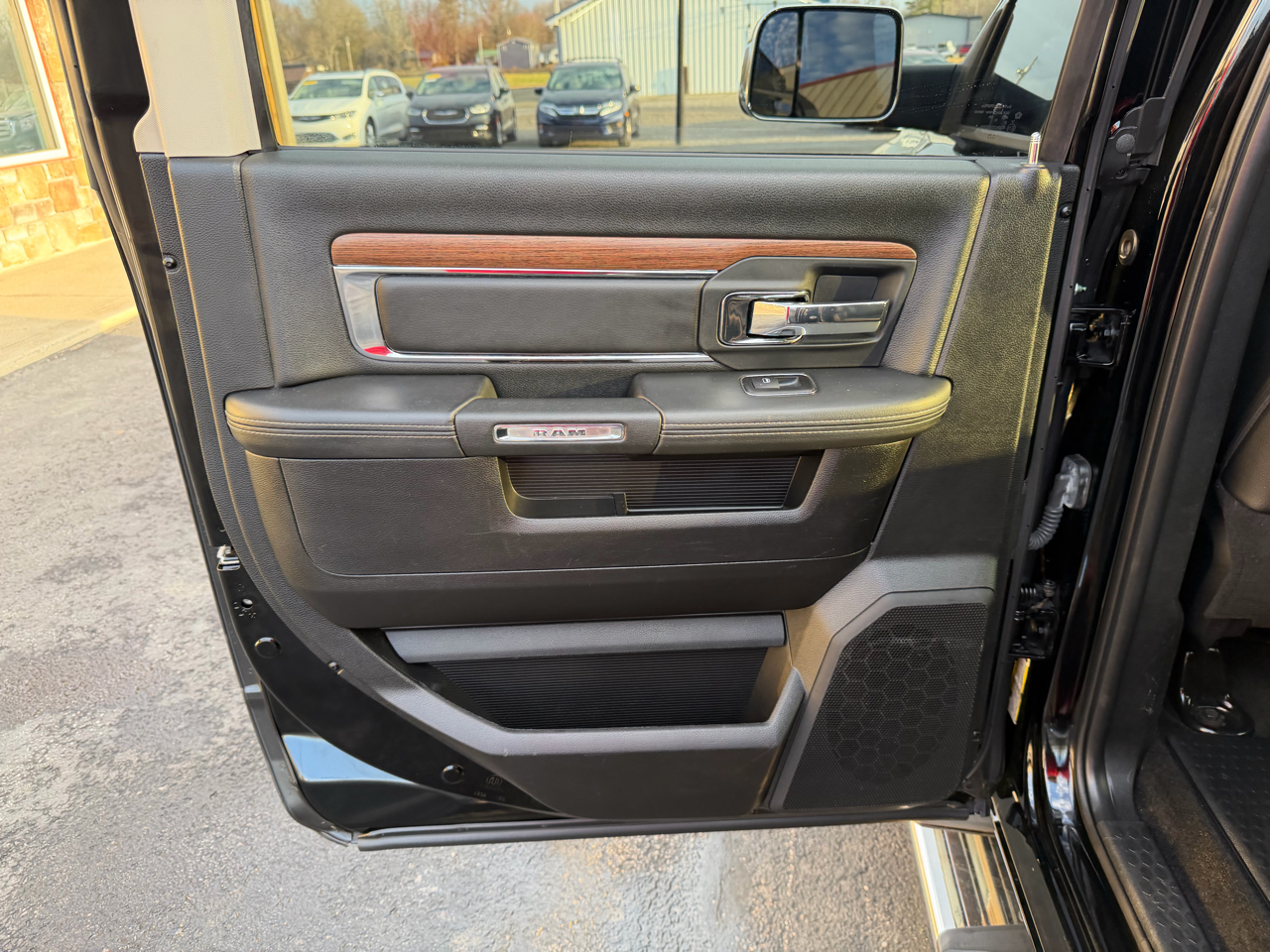 RAM 1500 4WD Crew Cab 140.5" Laramie 2014