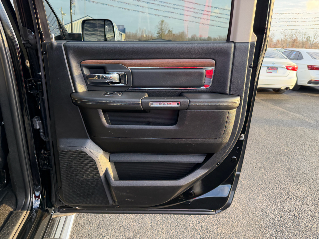 RAM 1500 4WD Crew Cab 140.5" Laramie 2014