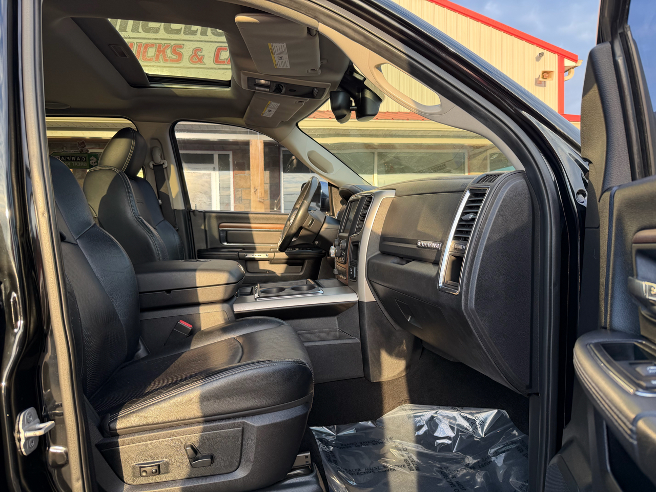 RAM 1500 4WD Crew Cab 140.5" Laramie 2014