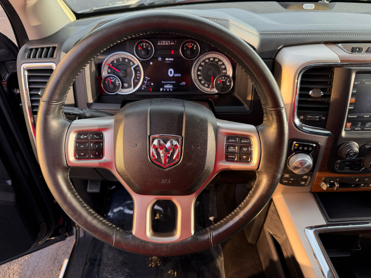 RAM 1500 4WD Crew Cab 140.5" Laramie 2014