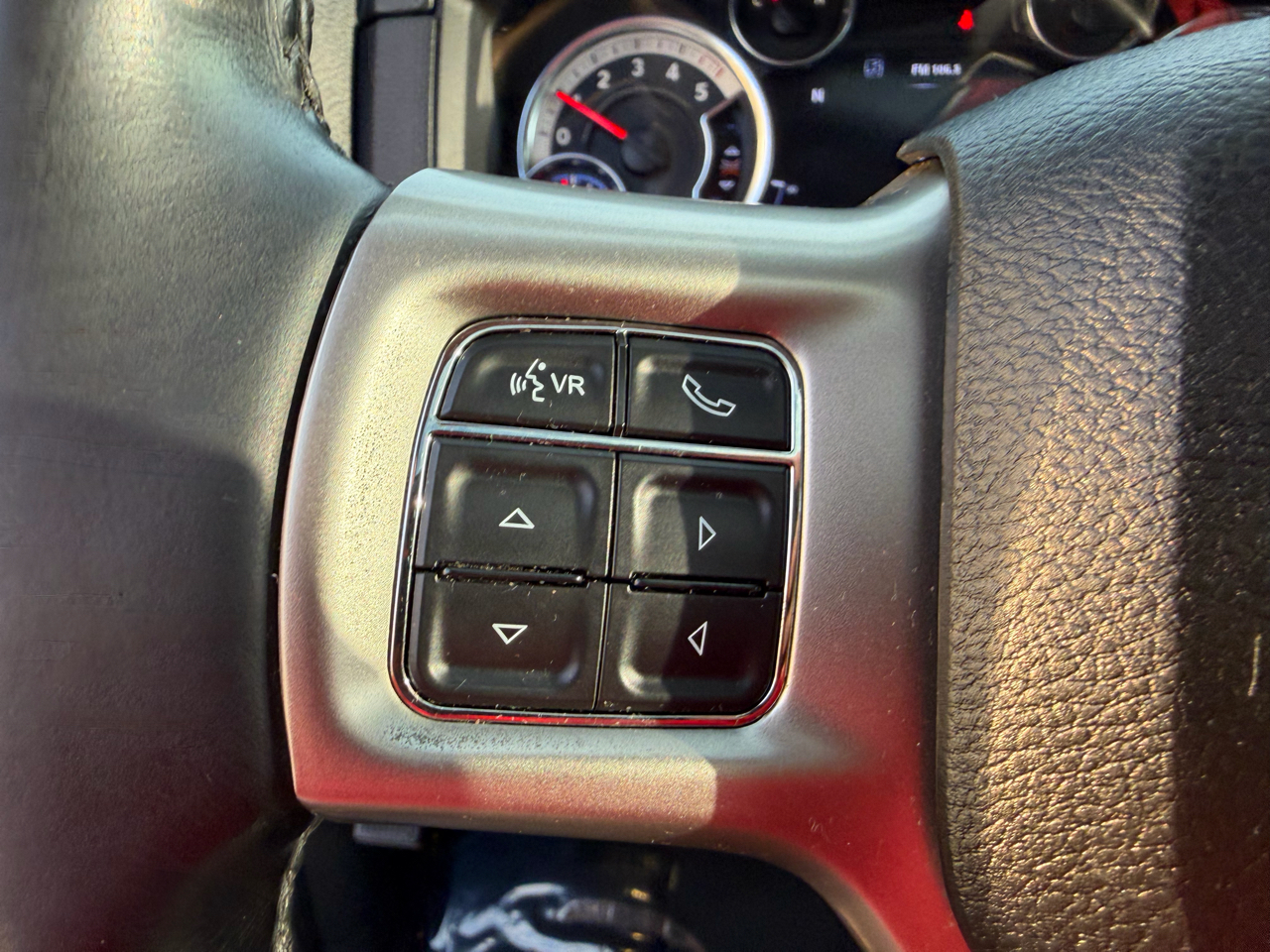 RAM 1500 4WD Crew Cab 140.5" Laramie 2014