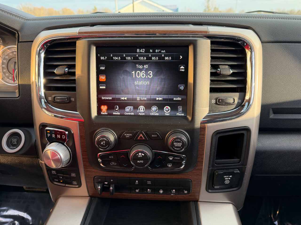 RAM 1500 4WD Crew Cab 140.5" Laramie 2014