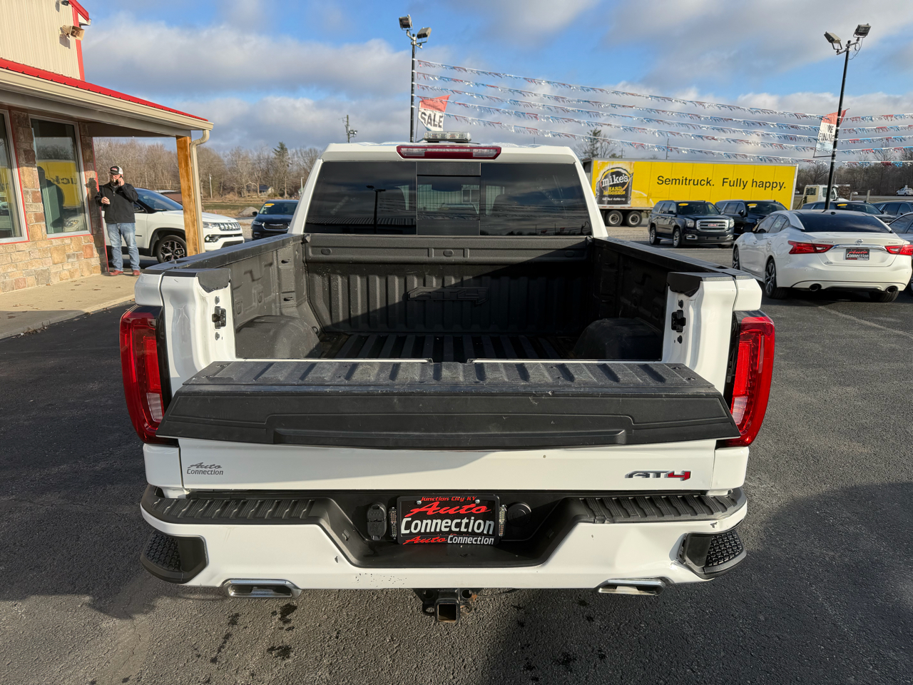 GMC Sierra 1500 4WD Crew Cab 147" AT4 2022