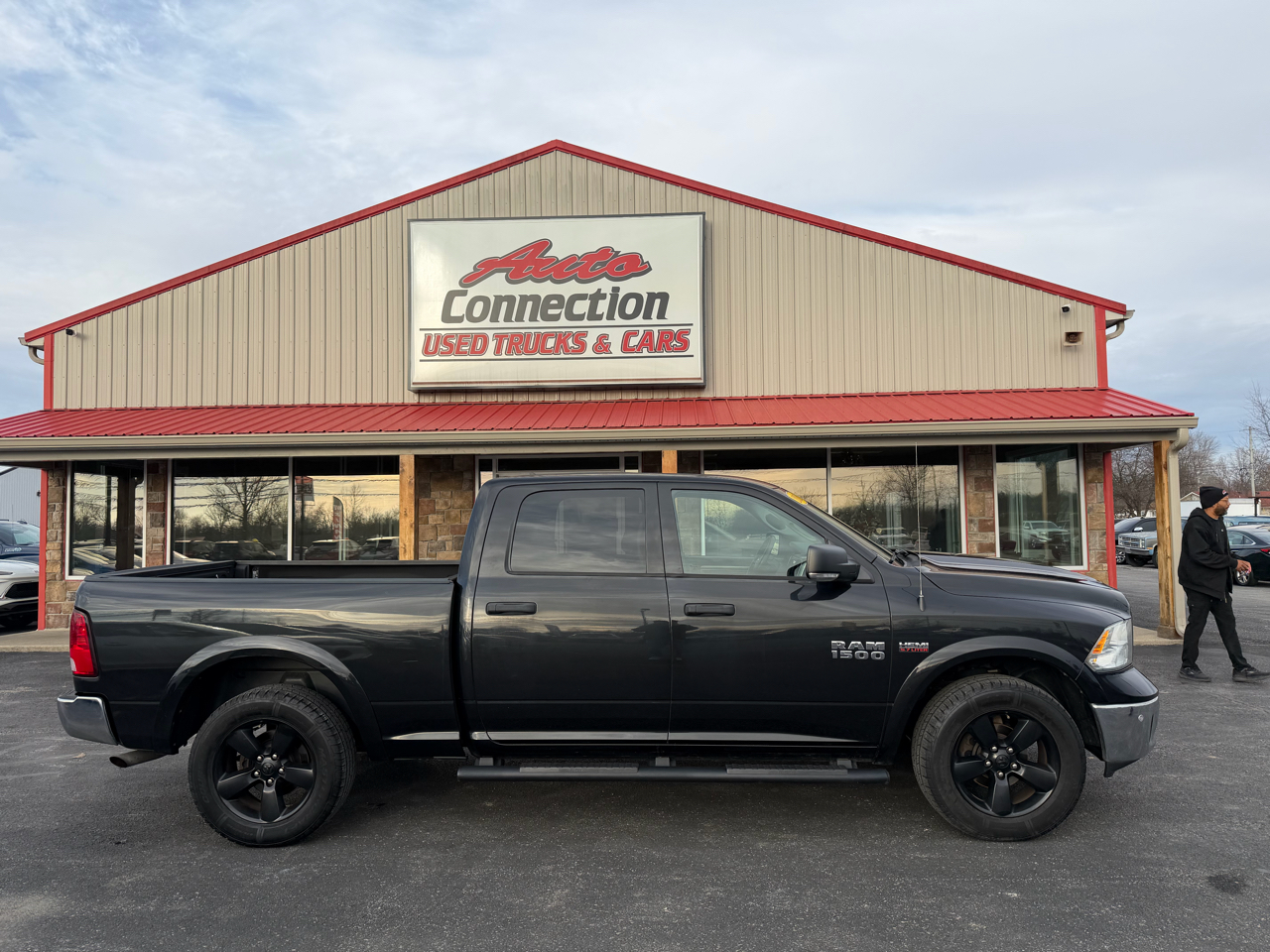 RAM 1500 4WD Crew Cab 149" Outdoorsman 2016