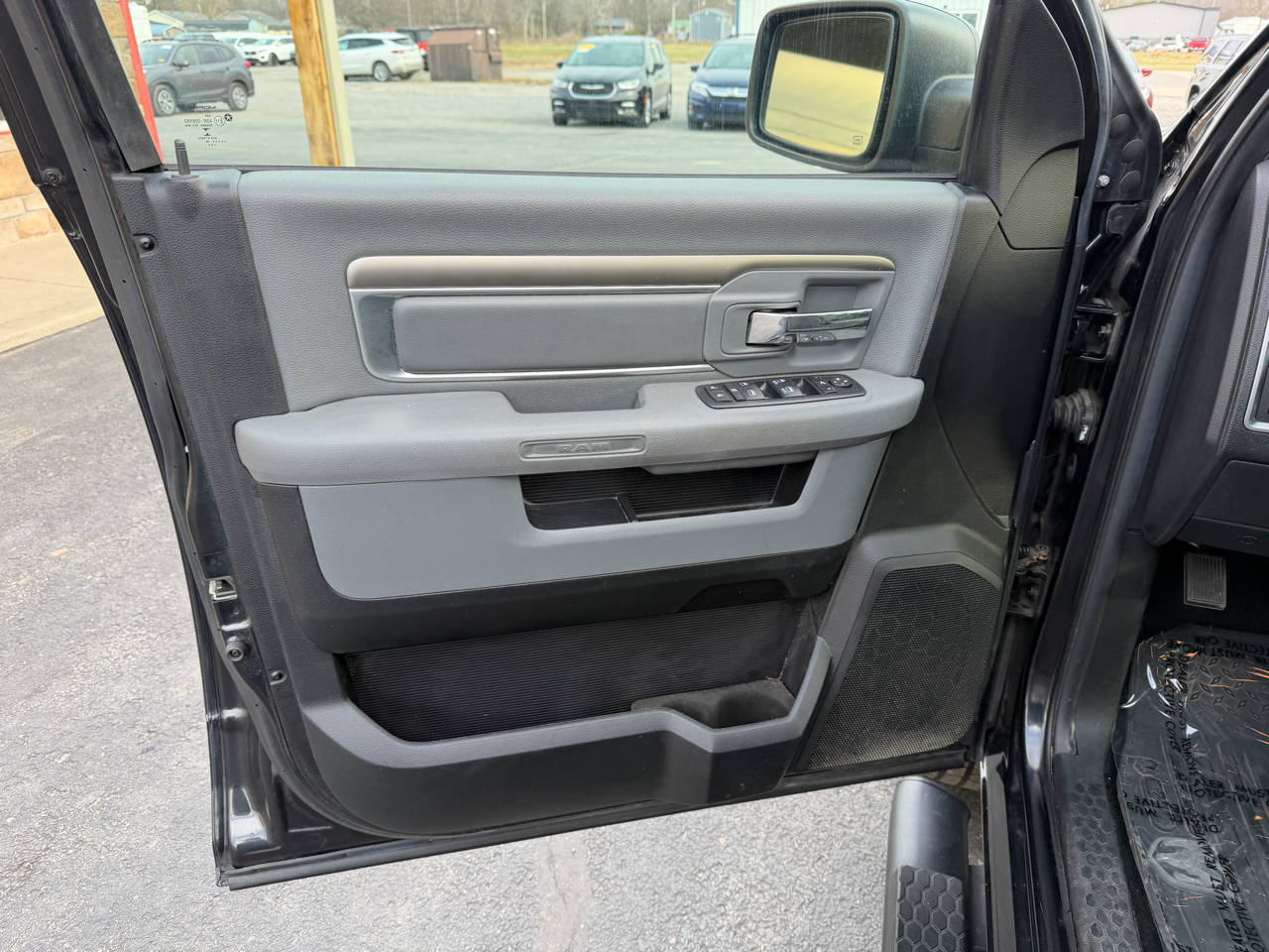 RAM 1500 4WD Crew Cab 149" Outdoorsman 2016