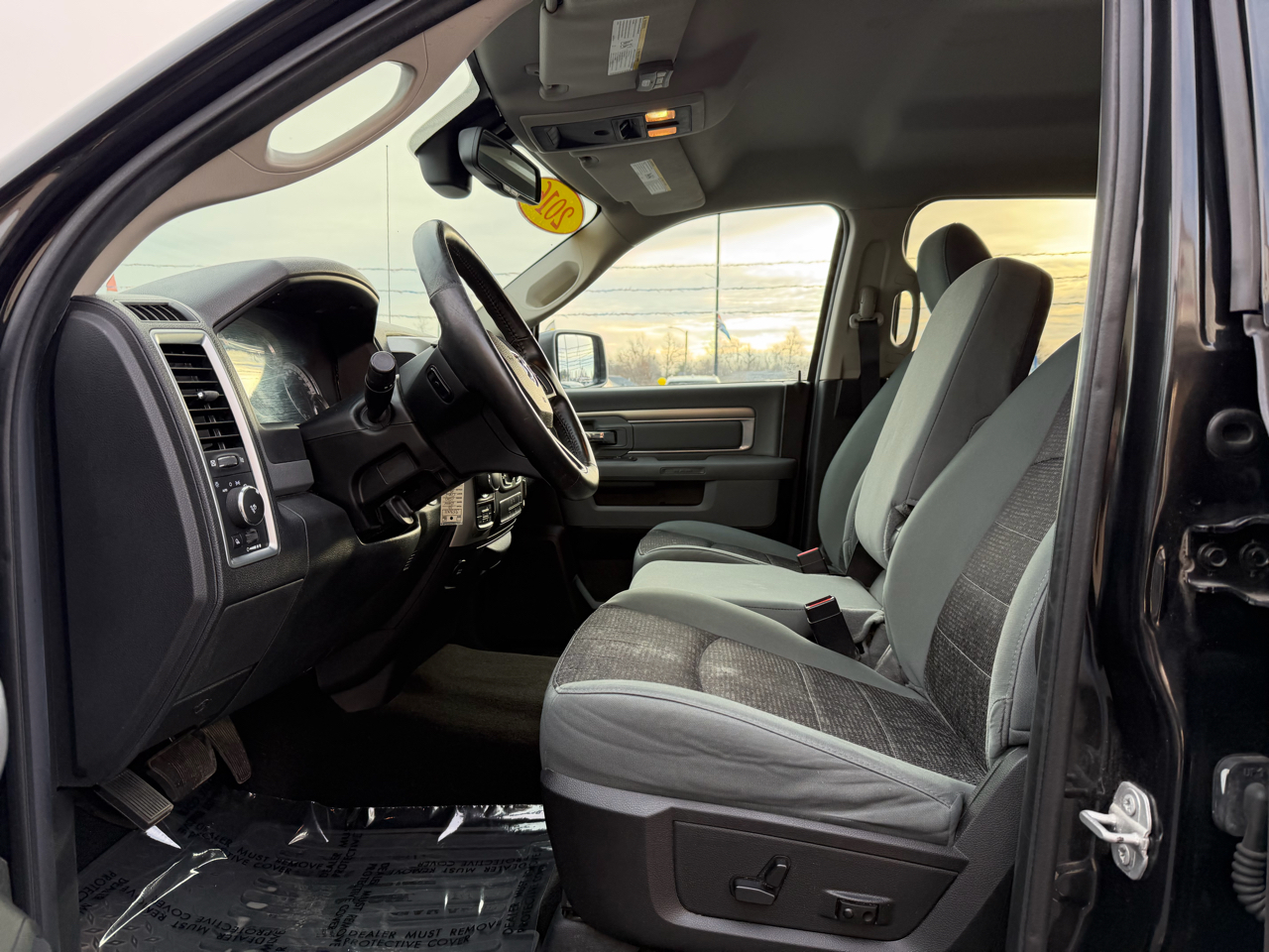 RAM 1500 4WD Crew Cab 149" Outdoorsman 2016