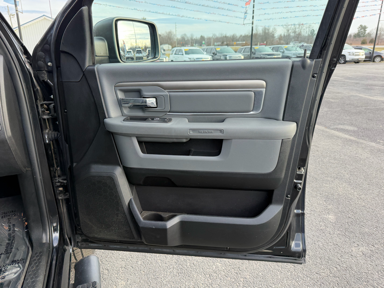 RAM 1500 4WD Crew Cab 149" Outdoorsman 2016