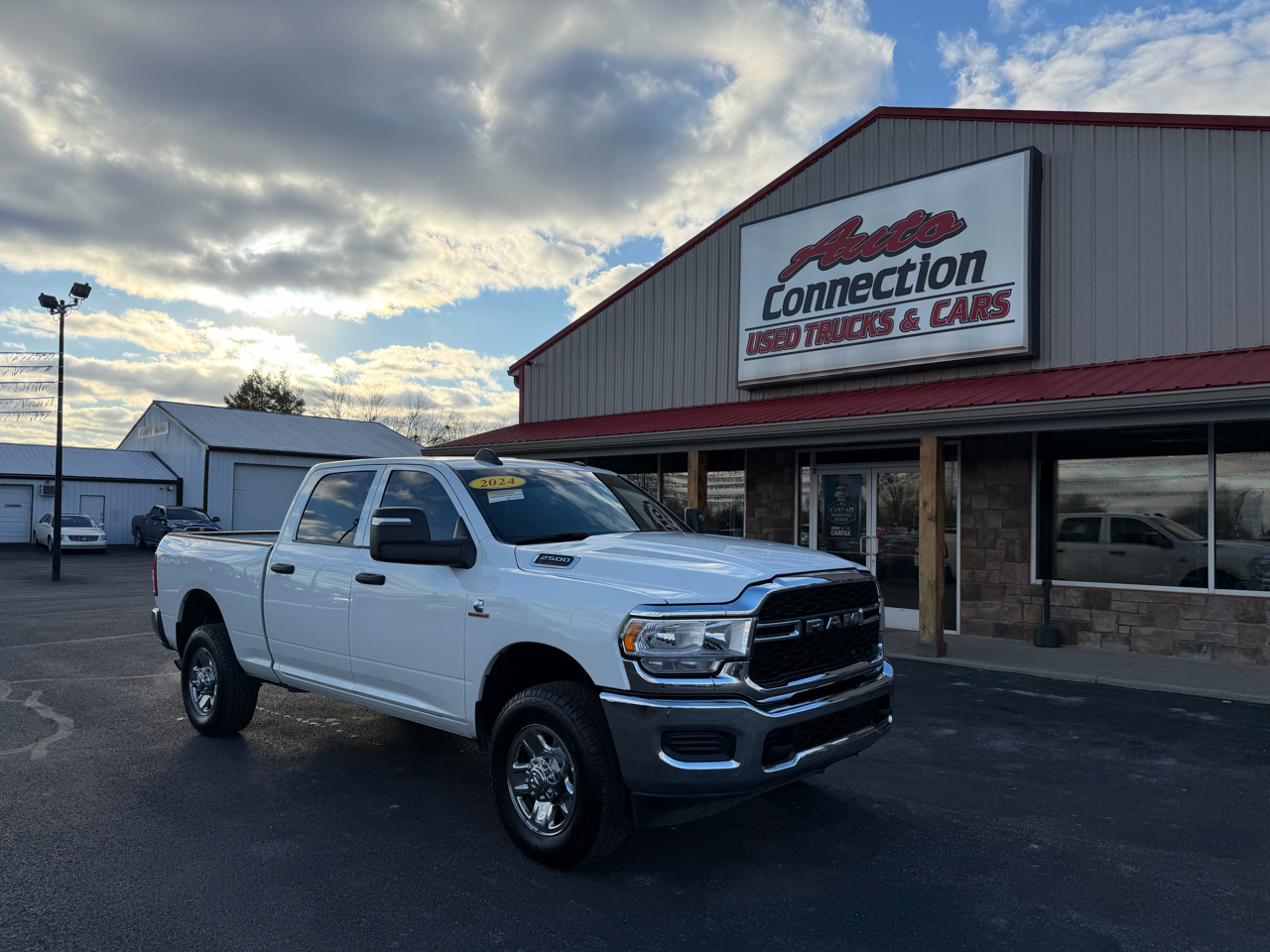 RAM 2500 Tradesman 4x4 Crew Cab 6'4" Box 2024