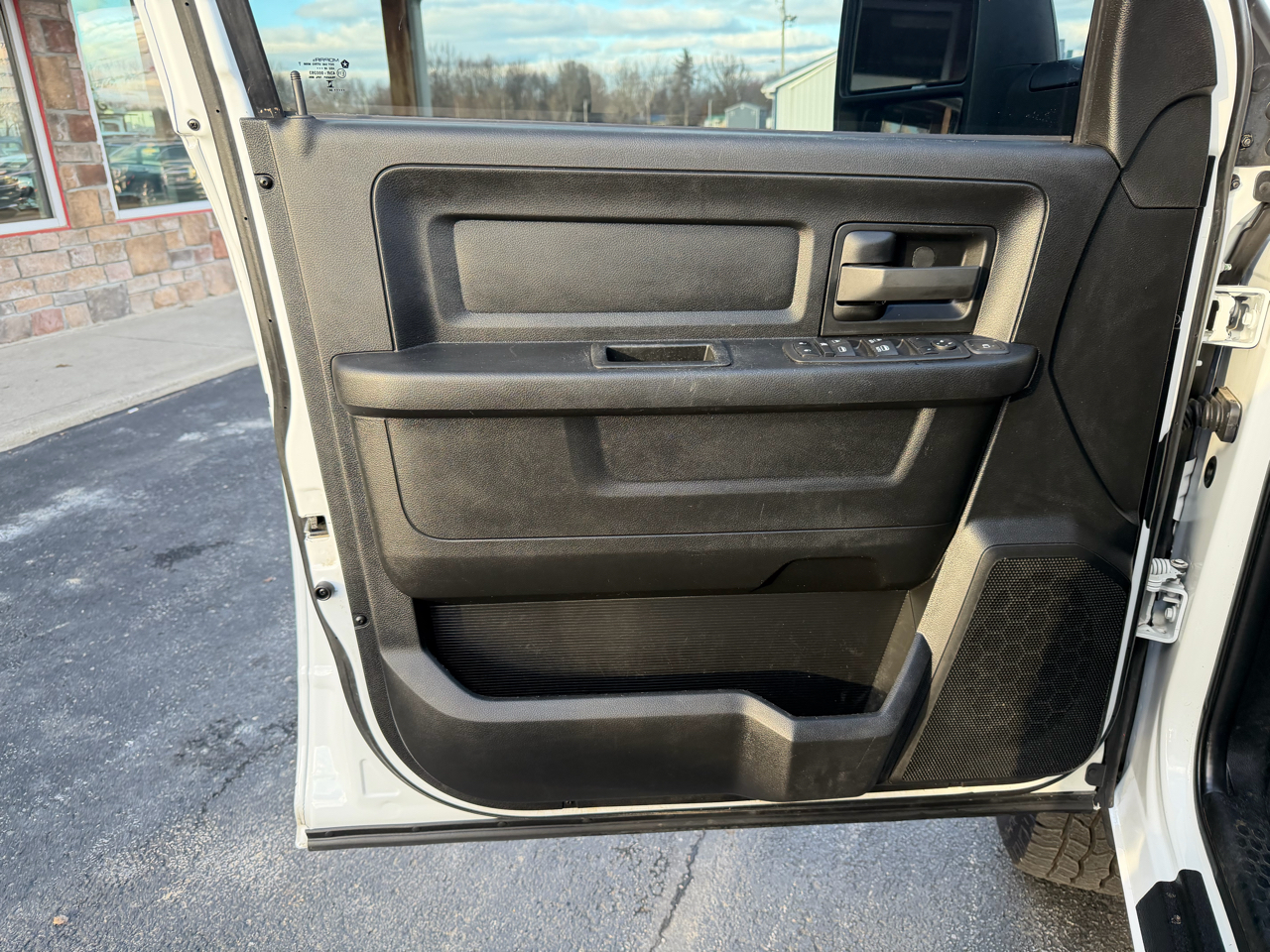 RAM 2500 Tradesman 4x4 Crew Cab 6'4" Box 2024