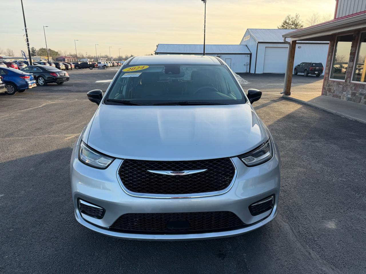 Chrysler Pacifica Touring L FWD 2024