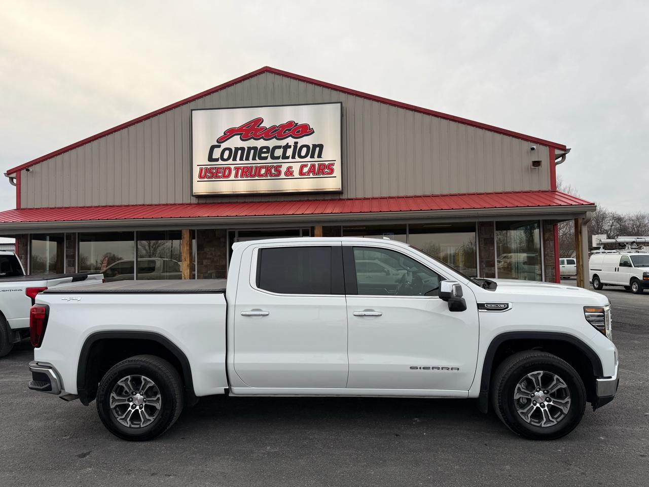 GMC Sierra 1500 4WD Crew Cab 147" SLT 2026
