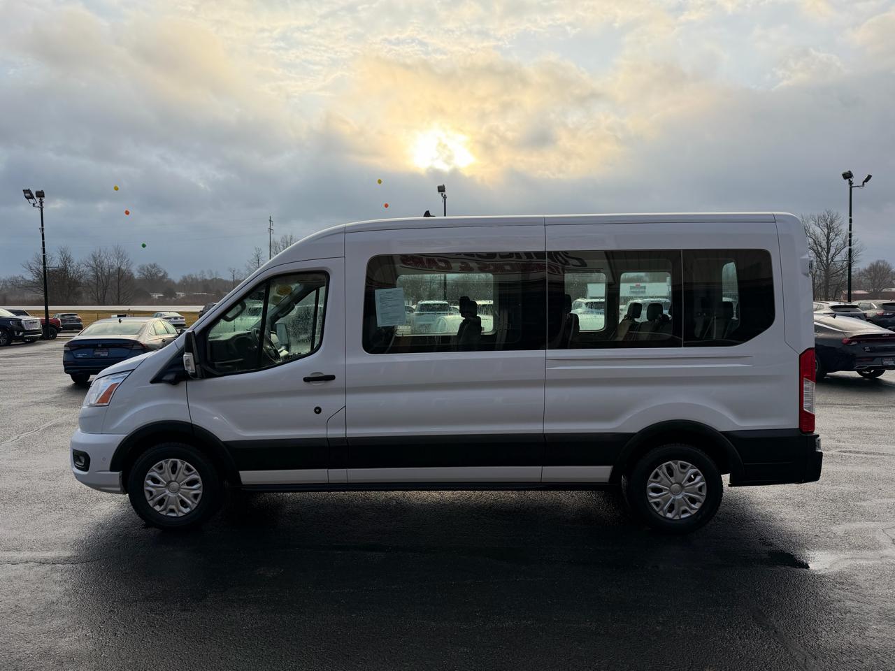 Ford Transit Passenger Wagon T-350 148" Med Roof XLT RWD 2022