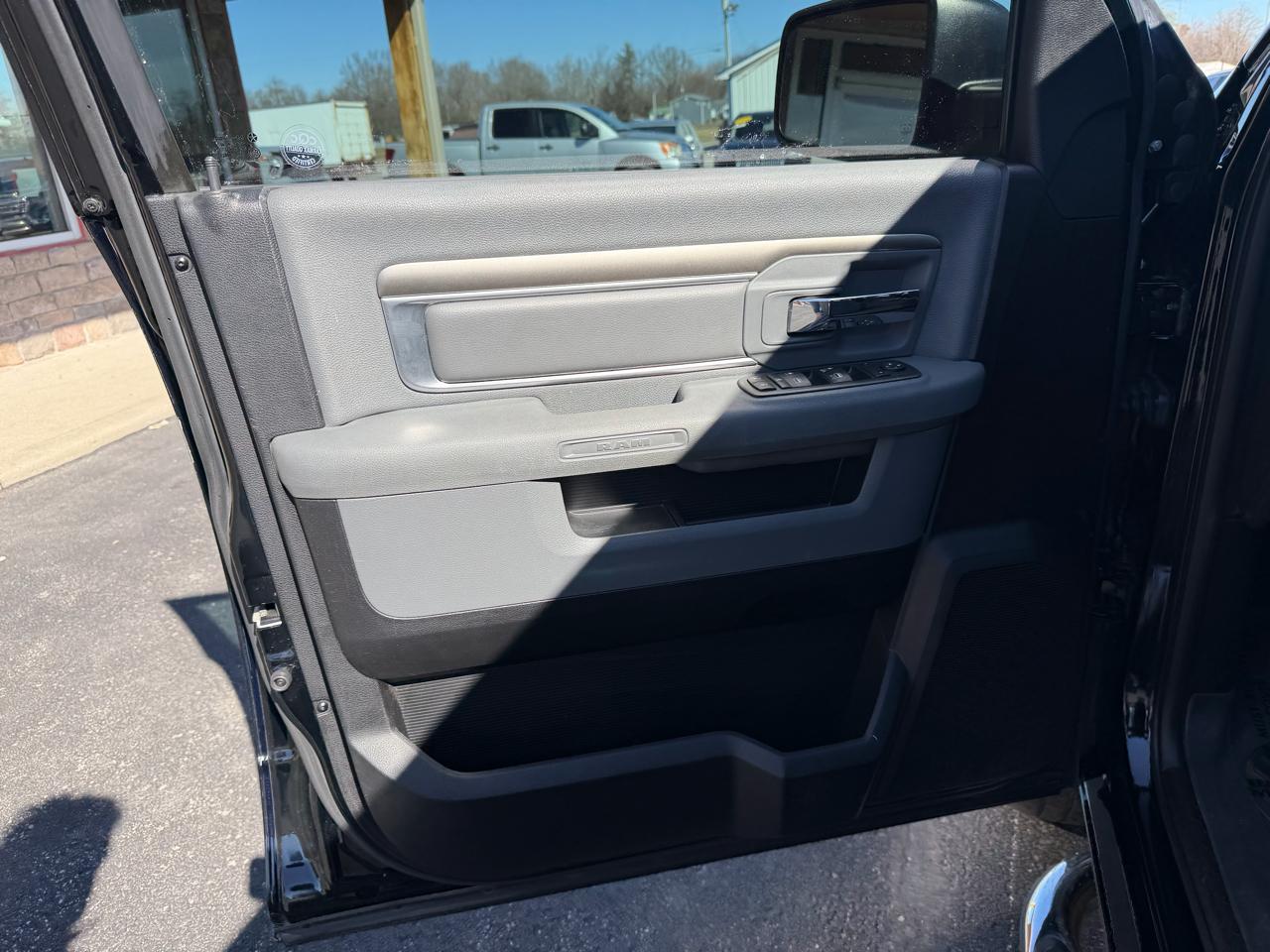 RAM 1500 4WD Quad Cab 140.5" SLT 2013