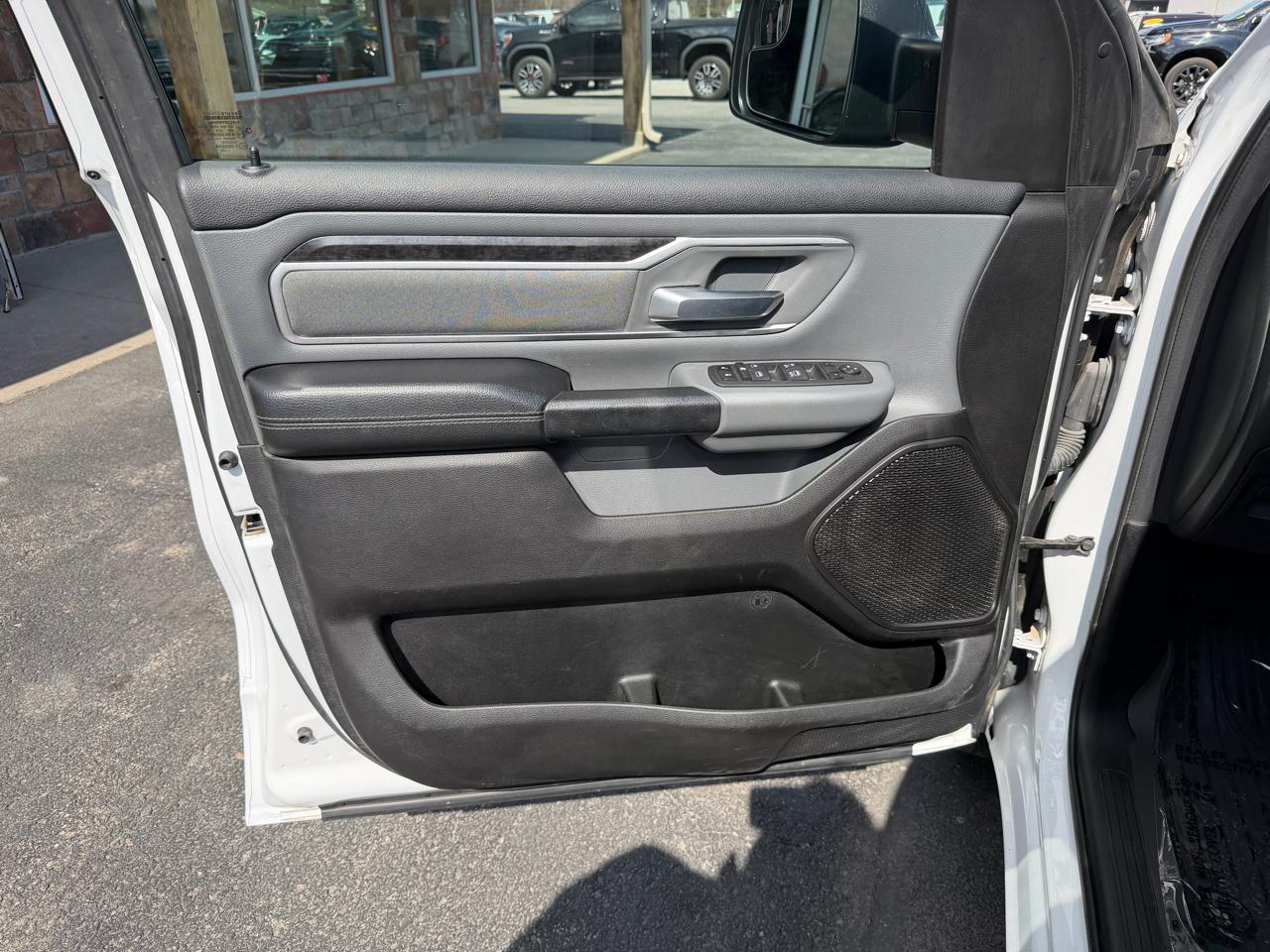 RAM 1500 Big Horn 4x4 Crew Cab 5'7" Box 2022