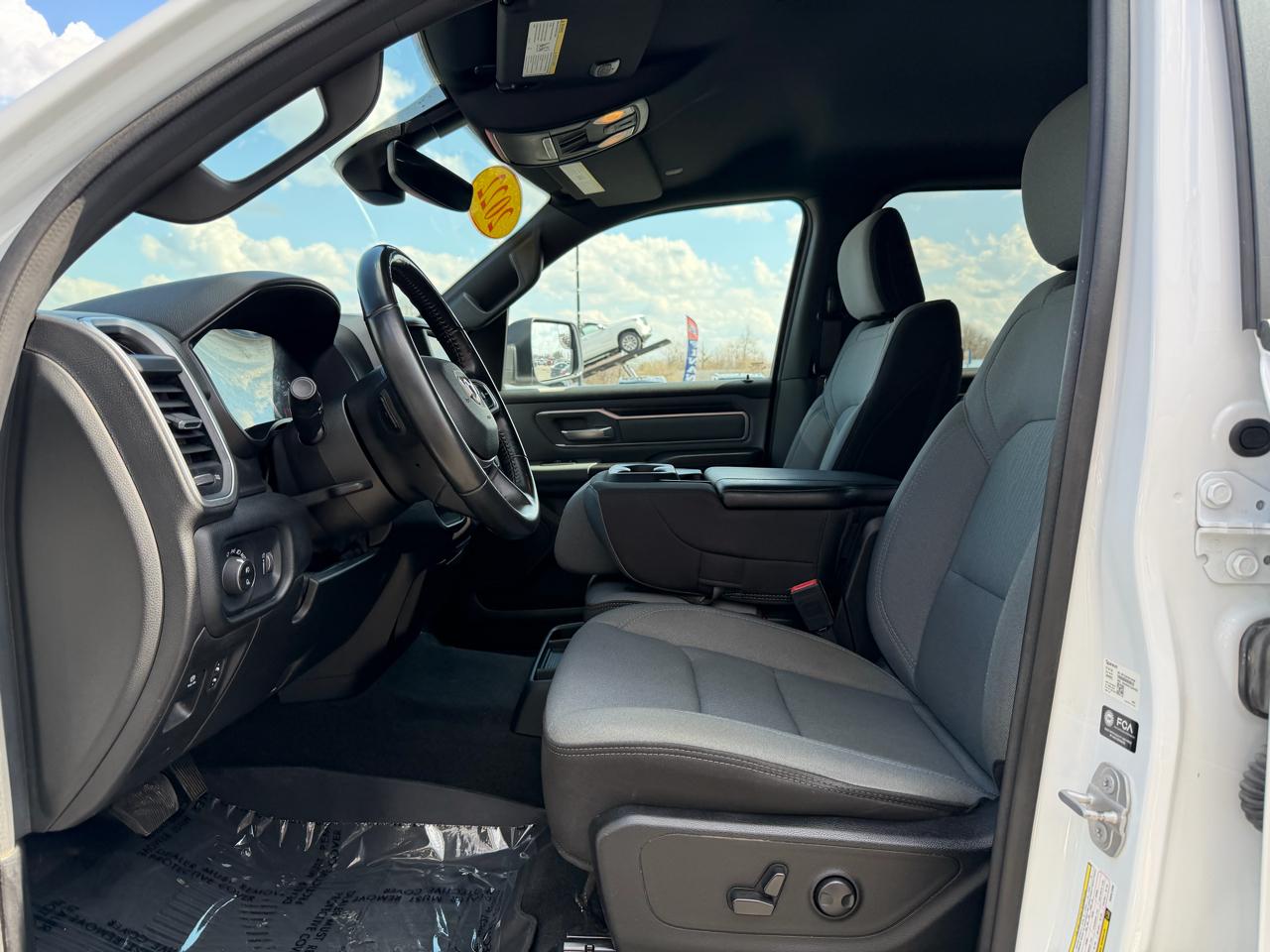 RAM 1500 Big Horn 4x4 Crew Cab 5'7" Box 2022